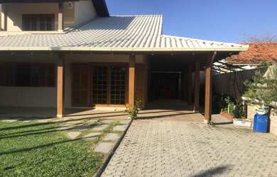 Imagem: A casa possui 4 Dormitórios, 3 Banheiros, 2 Vagas na garagem