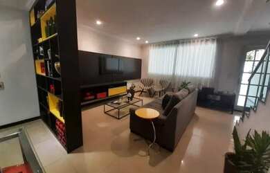 Imagem: A casa possui 3 Dormitórios, 2 Banheiros, 2 Vagas na garagem