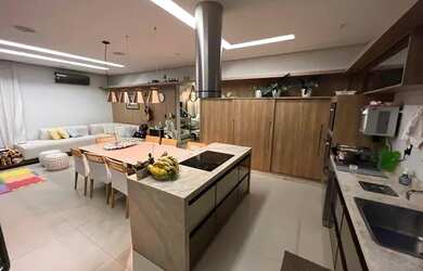 Imagem: A casa em condomínio possui 4 Dormitórios, 5 Banheiros, 4