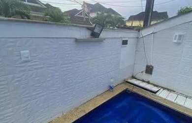 Imagem: A casa possui 4 Dormitórios, 3 Banheiros, 3 Vagas na garagem