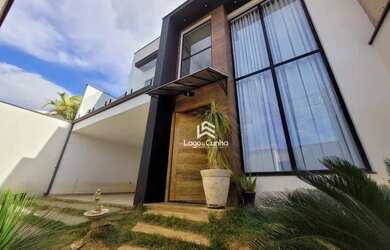 Imagem: A casa possui 3 Dormitórios, 1 Banheiro, 2 Vagas na garagem