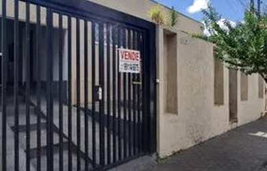 Imagem: A casa possui 4 Dormitórios, 3 Banheiros, 3 Vagas na garagem