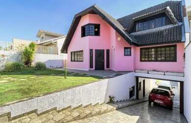 Imagem: A casa possui 4 Dormitórios, 5 Banheiros, 5 Vagas na garagem