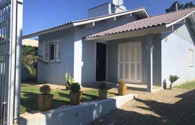 Imagem: A casa possui 3 Dormitórios, 2 Banheiros, 2 Vagas na garagem