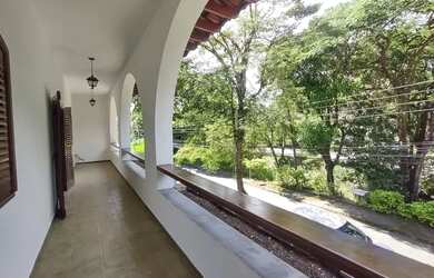 Imagem: A casa possui 4 Dormitórios, 5 Banheiros, 3 Vagas na garagem