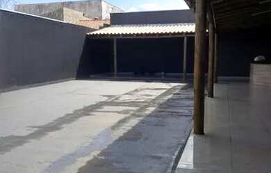 Imagem: A casa possui 2 Dormitórios, 3 Banheiros, 5 Vagas na garagem