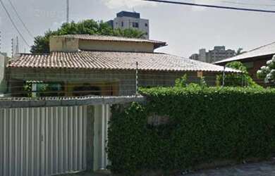 Imagem: A casa possui 4 Dormitórios, 5 Banheiros, 4 Vagas na garagem