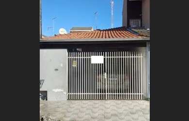 Imagem: A casa possui 2 Dormitórios, 2 Banheiros, 2 Vagas na garagem