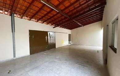 Imagem: A casa possui 2 Dormitórios, 1 Banheiro, 2 Vagas na garagem