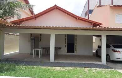 Imagem: A casa possui 3 Dormitórios, Acomodam 10 pessoas e 3 Vagas