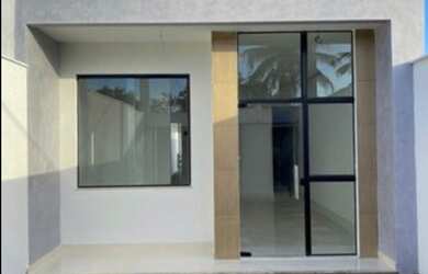 Imagem: A casa possui 3 Dormitórios, 2 Banheiros, 2 Vagas na garagem