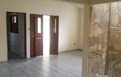 Imagem: A casa possui 3 Dormitórios, 2 Banheiros, 1 Vaga na garagem