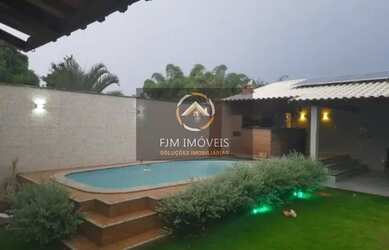 Imagem: A casa possui 3 Dormitórios, 3 Banheiros, 4 Vagas na garagem