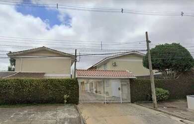 Imagem: A casa possui 3 Dormitórios, 2 Banheiros, 2 Vagas na garagem