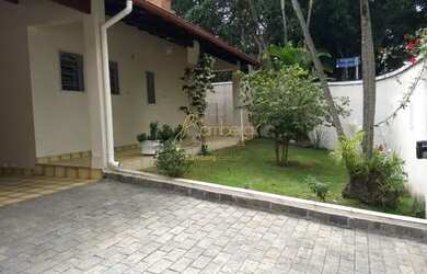 Imagem: A casa possui 3 Dormitórios, 2 Banheiros, 4 Vagas na garagem