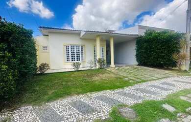 Imagem: A casa em condomínio e possui 3 Dormitórios, Suítes, 3 Banheiros