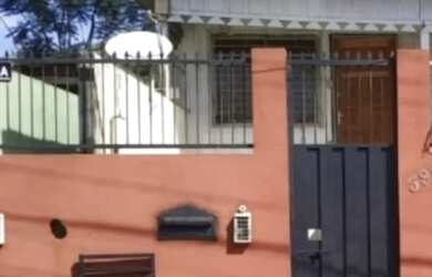 Imagem: A casa possui 2 Dormitórios, 1 Banheiro, 2 Vagas na garagem