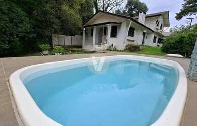 Imagem: A casa possui 4 Dormitórios, 3 Banheiros, 3 Vagas na garagem