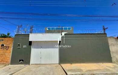 Imagem: A casa possui 3 Dormitórios, 2 Banheiros, 4 Vagas na garagem