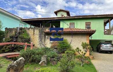 Imagem: A casa possui 4 Dormitórios, 5 Banheiros, 3 Vagas na garagem