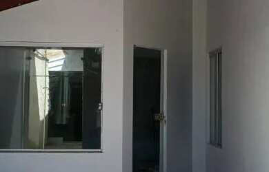 Imagem: A casa possui 3 Dormitórios, 2 Banheiros, 1 Vaga na garagem