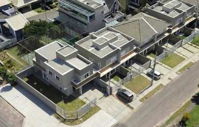 Imagem: A casa possui 4 Dormitórios, 3 Banheiros, 4 Vagas na garagem