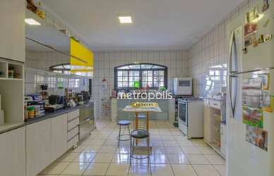 Imagem: A casa possui 3 Dormitórios, 4 Banheiros, 5 Vagas na garagem