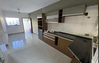 Imagem: A casa possui 2 Dormitórios, 1 Banheiro, 2 Vagas na garagem