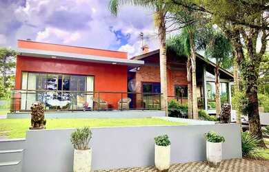 Imagem: A casa possui 4 Dormitórios, 3 Banheiros, 5 Vagas na garagem