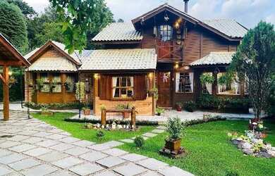 Imagem: A casa possui 4 Dormitórios, 5 Banheiros, 2 Vagas na garagem