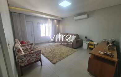 Imagem: A casa possui 4 Dormitórios, 3 Banheiros, 2 Vagas na garagem