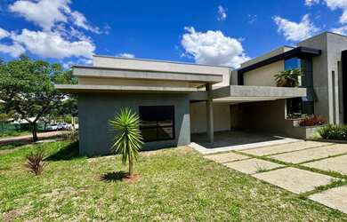 Imagem: A casa possui 4 Dormitórios, 1 Banheiro, 1 Vaga na garagem