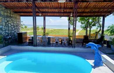 Imagem: A casa possui 5 Dormitórios, Acomodam 20 pessoas, 4 Vagas na