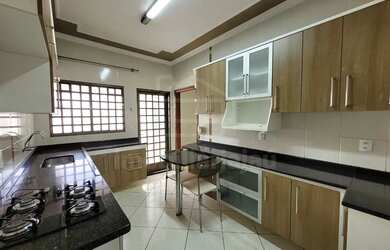 Imagem: A casa possui 3 Dormitórios, 1 Banheiro, 2 Vagas na garagem