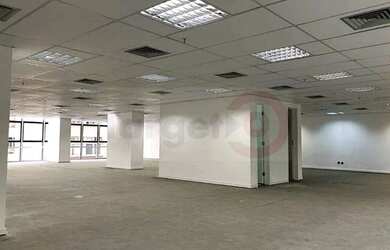 Imagem: O depósito possui 2 Vagas na garagem e 335m² de Área e está