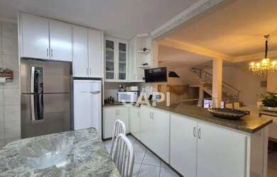 Imagem: A casa possui 3 Dormitórios, 3 Banheiros, 4 Vagas na garagem