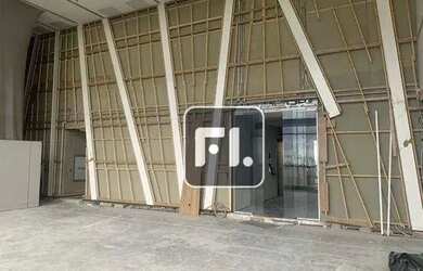 Imagem: O depósito possui 5 Vagas na garagem e 1401m² de Área e está