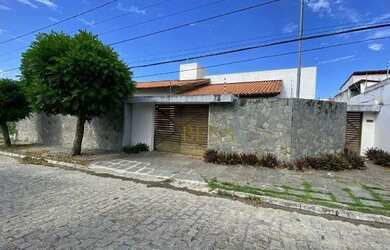 Imagem: A casa possui 3 Dormitórios, 5 Banheiros, 4 Vagas na garagem