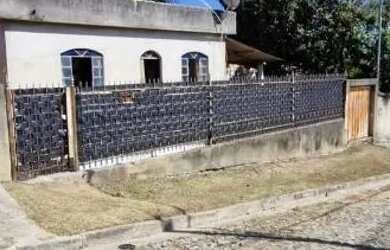 Imagem: A casa possui 3 Dormitórios, 1 Banheiro, 2 Vagas na garagem