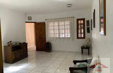 Imagem: A casa possui 3 Dormitórios, 3 Banheiros, 2 Vagas na garagem