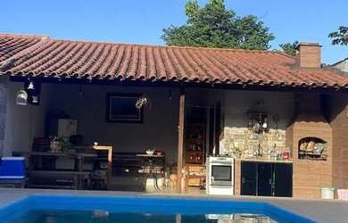 Imagem: A casa possui 2 Dormitórios, 3 Banheiros, 2 Vagas na garagem