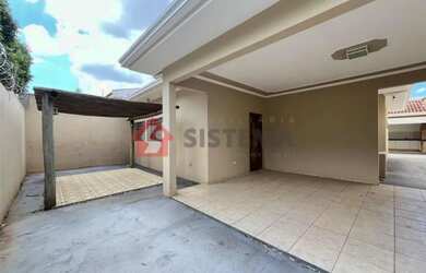 Imagem: A casa possui 4 Dormitórios, 3 Banheiros, 5 Vagas na garagem