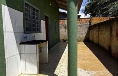 Imagem: A casa possui 2 Dormitórios e 1 Banheiro e está localizado