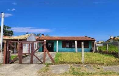 Imagem: A casa possui 2 Dormitórios, 1 Banheiro, 1 Vaga na garagem