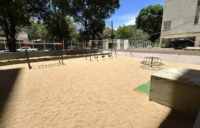 Imagem: O apartamento possui 2 Dormitórios, 1 Banheiro, 1 Vaga na garagem