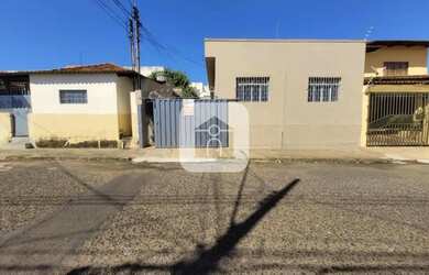 Imagem: A casa possui 2 Dormitórios, 1 Banheiro, 1 Vaga na garagem