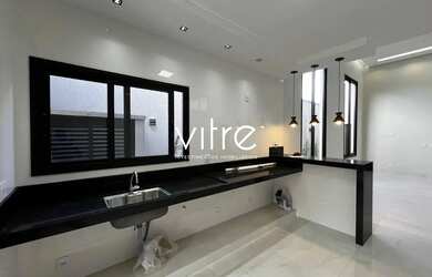 Imagem: A casa possui 3 Dormitórios, 4 Banheiros, 2 Vagas na garagem