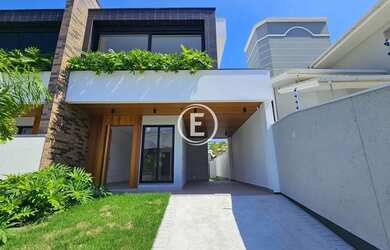 Imagem: A casa possui 3 Dormitórios, 2 Banheiros, 2 Vagas na garagem