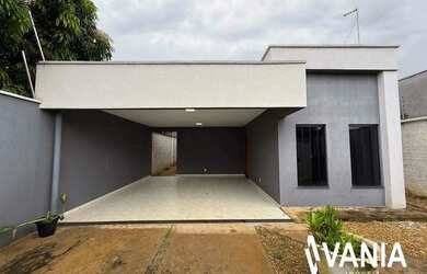 Imagem: A casa possui 2 Dormitórios, 1 Banheiro, 3 Vagas na garagem