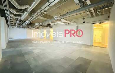 Imagem: O depósito possui 5 Vagas na garagem e 162m² de Área e está